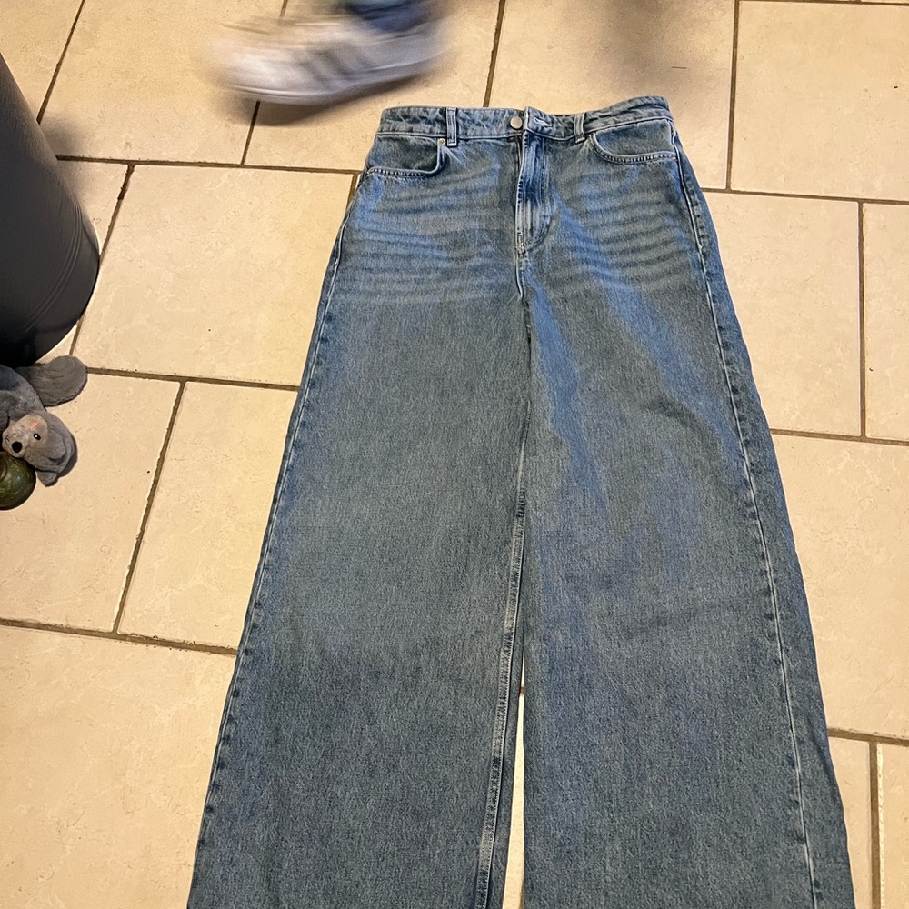 High-waisted flare jeans. Never worn.